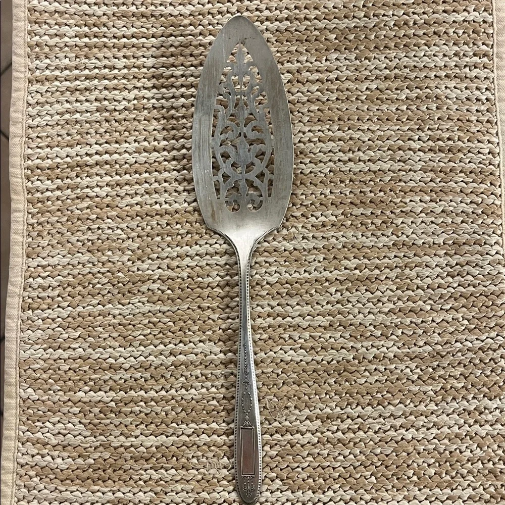 community tudor friendship/medality pie/ cake server 10.5 inch